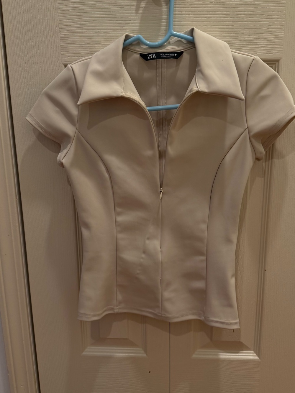 Zara Cream Short Sleeve Zip-Front Polo Top. Quality stretch fabric.